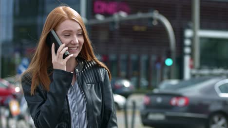 una hermosa morena sonriendo por teléfono en las tranquilas calles de la ciudad - cámara lenta