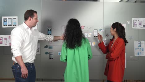 el equipo de negocios profesional comparte la idea usando ux y ui design. manipulador.