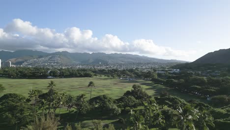 無人機飛過夏威夷的奧阿胡山景觀