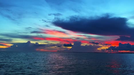 Cielo-De-Color-Carmesí-En-La-Puesta-De-Sol-Sobre-El-Océano-Y-Las-Nubes-En-Los-Cayos-De-Florida,-Estados-Unidos