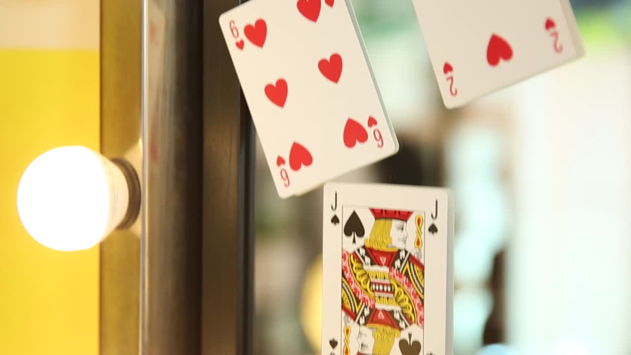 Carte da gioco attaccate allo specchio e intorno allo specchio, un gruppo di luci nel camerino dietro le quinte del palco, il video della nostra formazione in un teatro al Cairo, Egitto