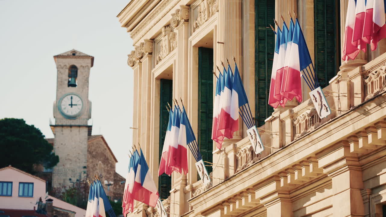 Campo lungo di un edificio storico decorato con bandiere tricolori francesi in una giornata limpida