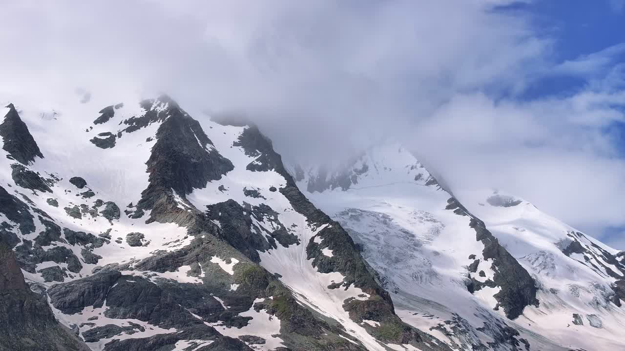 눈 인 웅장한 산들