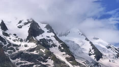 majestuosas montañas cubiertas de nieve