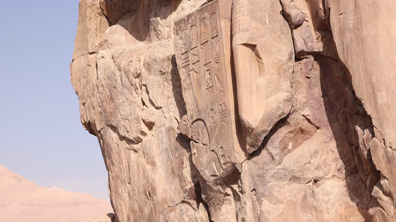 dos gigantescas estatuas en ruinas de faraones en el coliseo de memnon en luxor, egipto