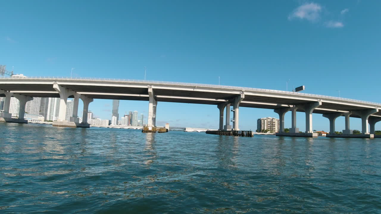 비스케인 베이 브리지 (biscayne bay bridge, miami, florida) 에 다가오는 작은 선박의  ⁇ 에서 찍은 사진