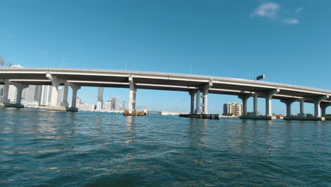 Disparo-Desde-La-Proa-De-Una-Pequeña-Embarcación-Mientras-Se-Acerca-Al-Puente-De-La-Bahía-De-Biscayne-Miami,-Florida-En-Un-Día-Soleado