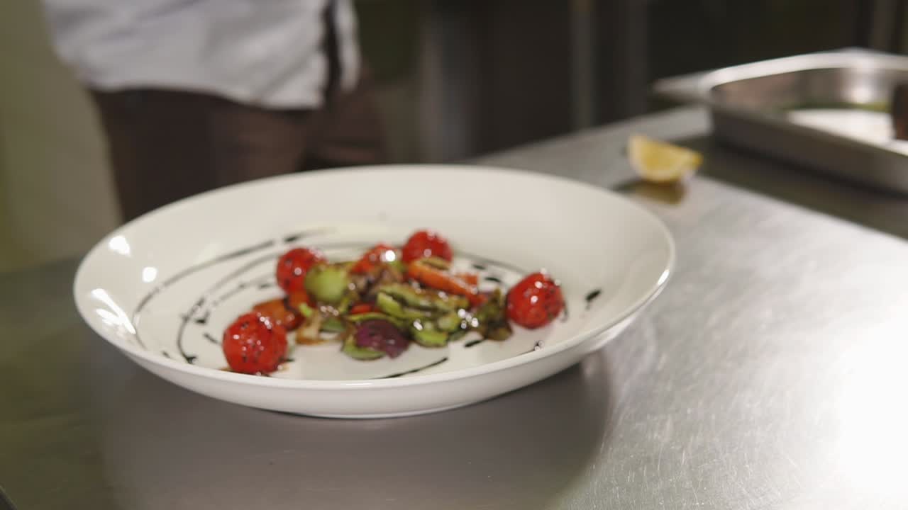 Chef che prepara un'insalata di verdure
