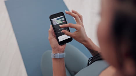 mujer, manos y pantalla de teléfono para el gimnasio