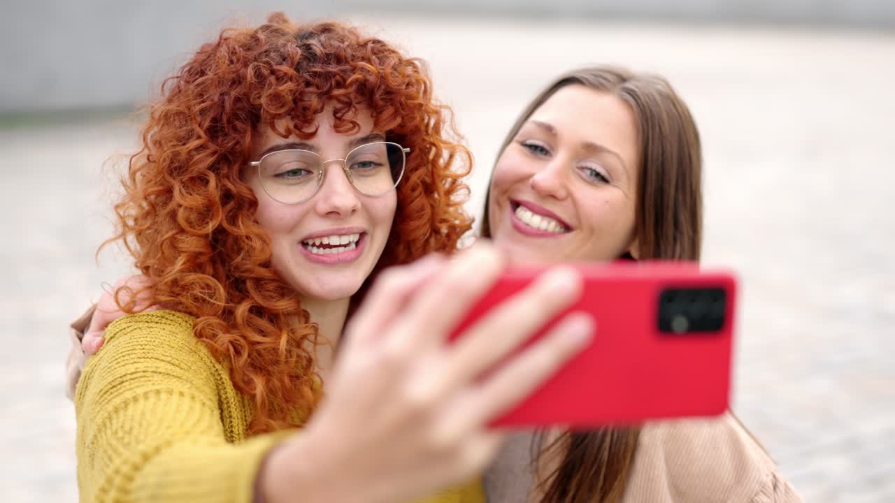 Giovani amiche che si scattano un selfie all'aperto