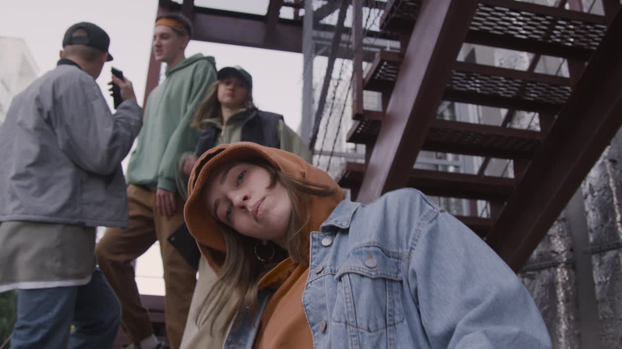 계단에 있는 젊은이들