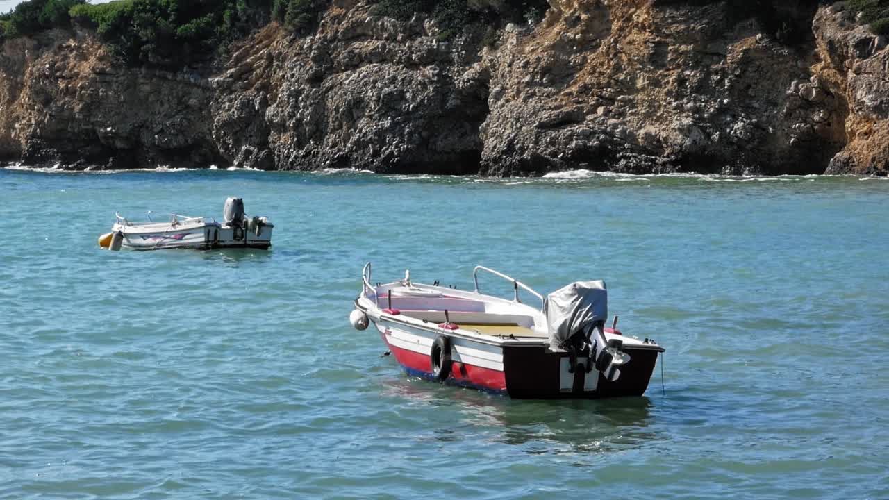 paisaje marino tranquilo con lanchas flotando en el agua - tiro estático