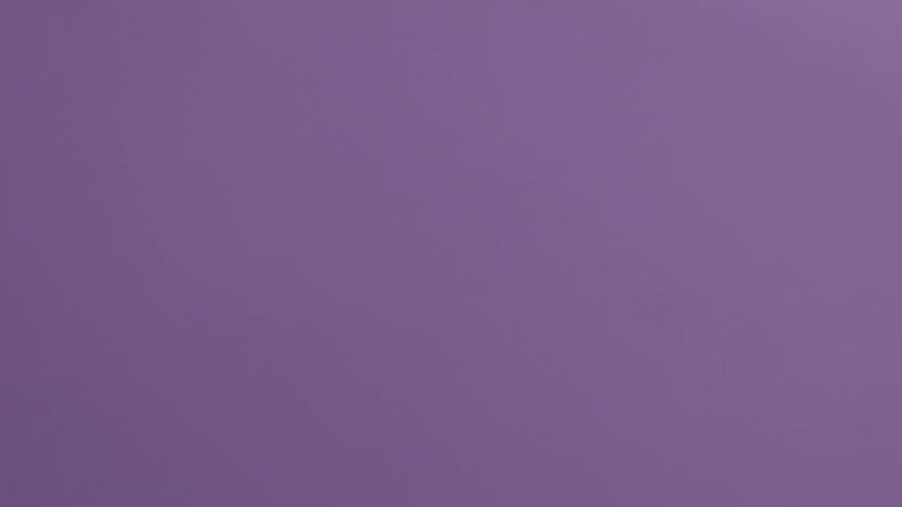 el arroz cayendo sobre un fondo violeta