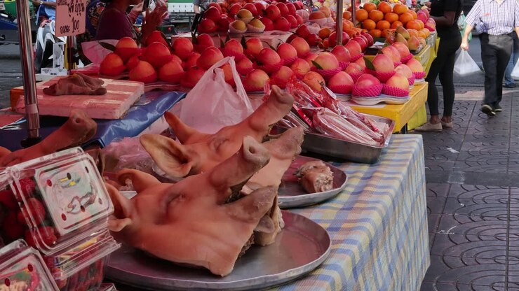 Vivace mercato della frutta con acquirenti indaffarati
