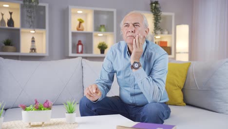 Anciano-Pensativo-Con-Un-Anillo-En-La-Mano.-Pensamiento-De-Separación.