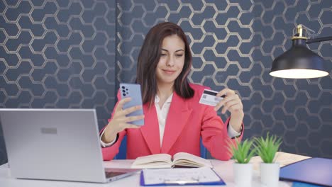 Mujer-De-Negocios-Joven-De-Compras-Por-Teléfono-Con-Una-Tarjeta-De-Crédito.