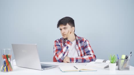 el hombre mirando la computadora portátil es considerado.