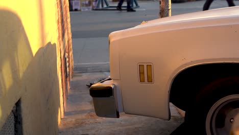 Viejo-Auto-Estacionado-En-Un-Lote