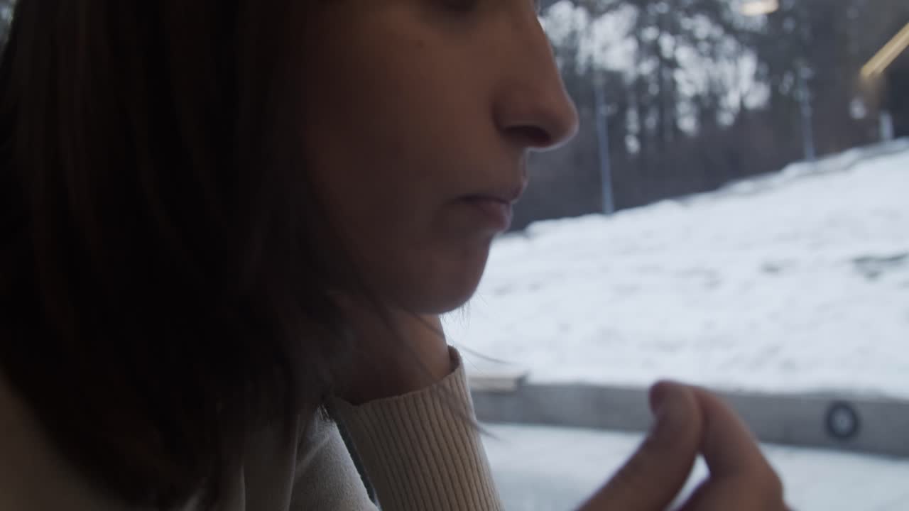 소녀는 겨울 날 근접 촬영에 카페 안에 쿠키를 커피에 담근다