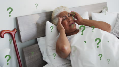 animación del símbolo del signo de interrogación sobre una mujer biracial anciana que sufre de dolor de cabeza