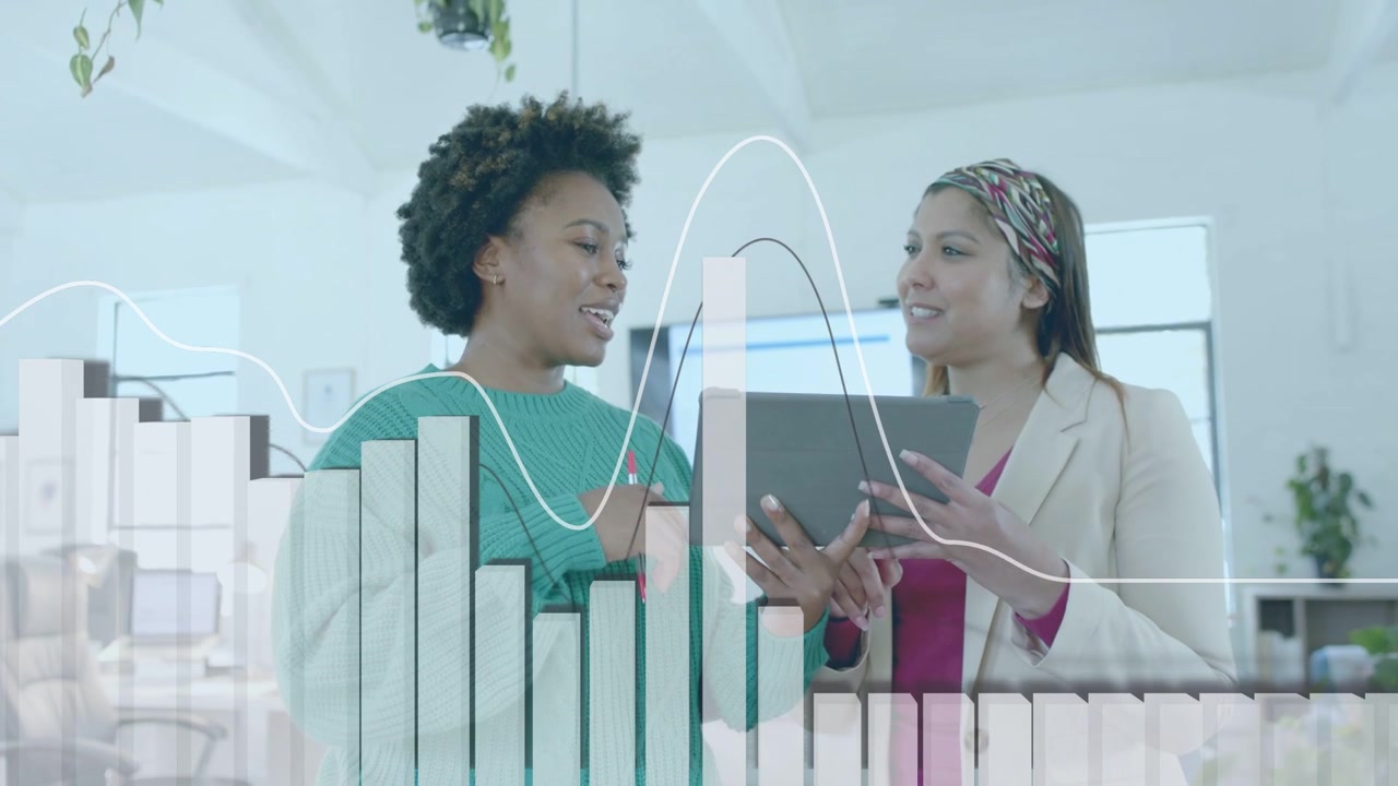 Un responsable et un collaborateur, un mentoré tapant sur une tablette pendant que le responsable explique, avec des graphiques d'analyse en surimpression.