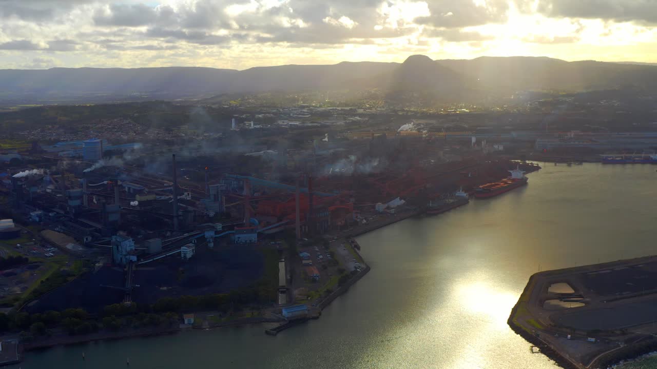 emisiones de humo de fábricas de acero en wollongong, nsw, australia -toma aérea
