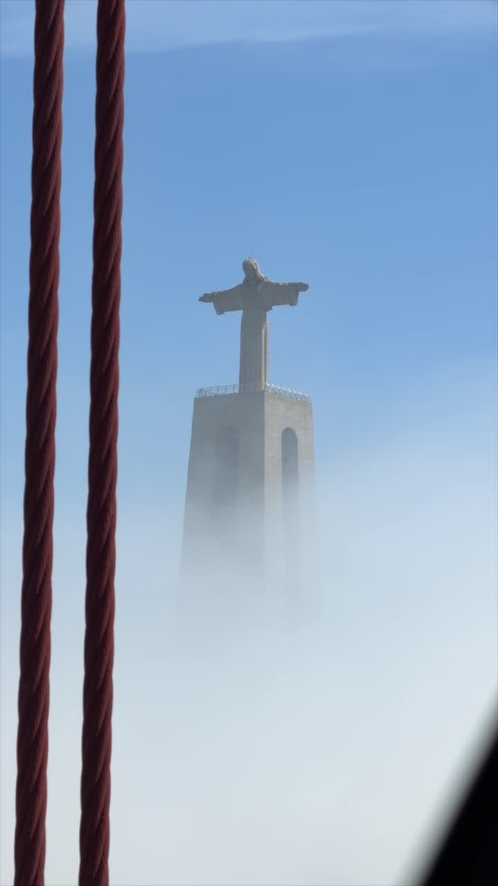 Maestosa Statua del Cristo Re che emerge dalla nebbia a Lisbona