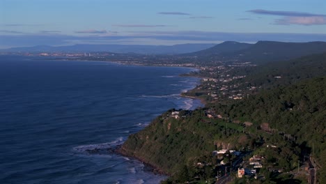 perspectiva aérea única de drones en la costa sur de wollongong, australia, línea costera de la universidad, estación de tren de coal cliff, minería de carbón de thurl, grand pacific drive, mañana soleada, primavera y verano, mar azul de tasmania.