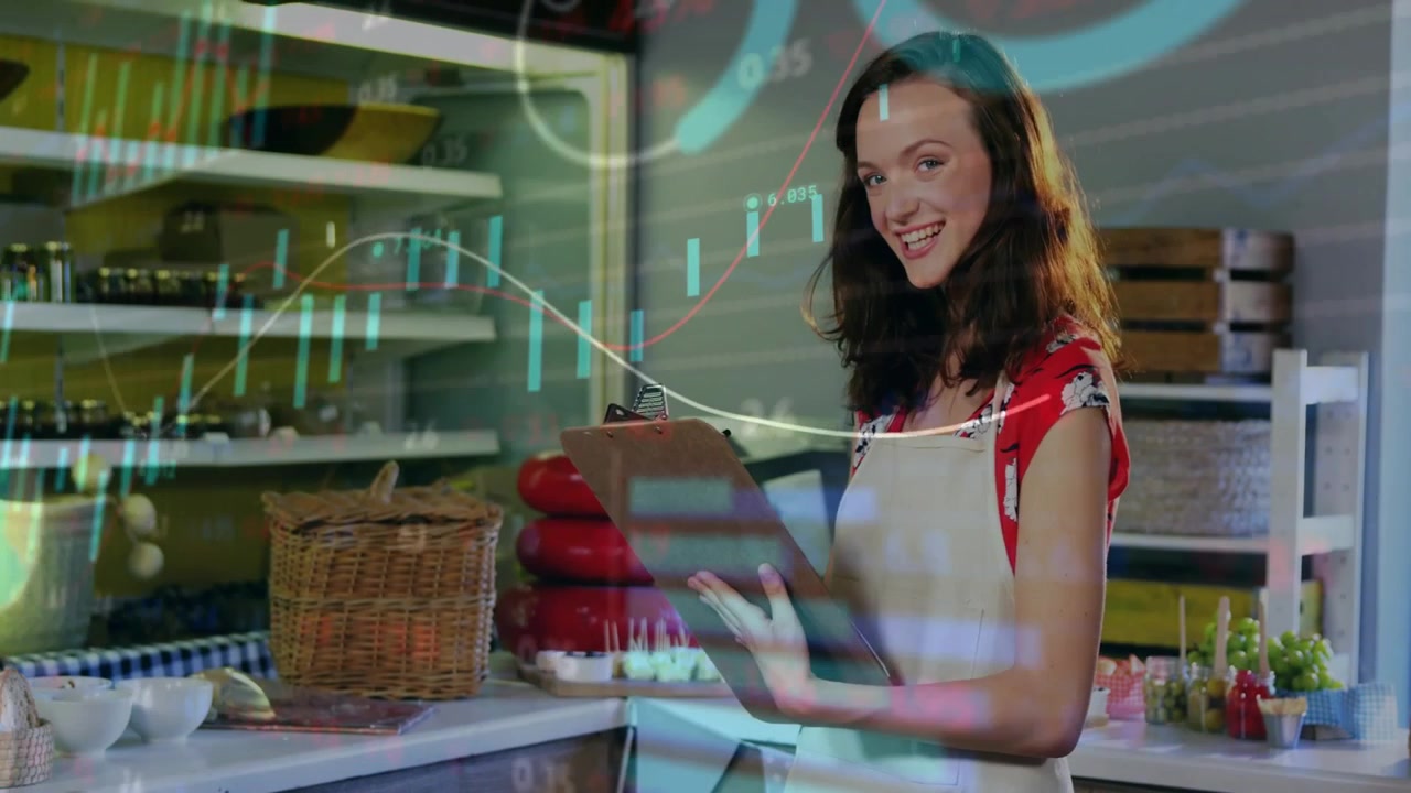 Video vertical: Superposición de datos en movimiento, mujer con delantal sosteniendo un portapapeles, mirando a la cámara en una panadería.