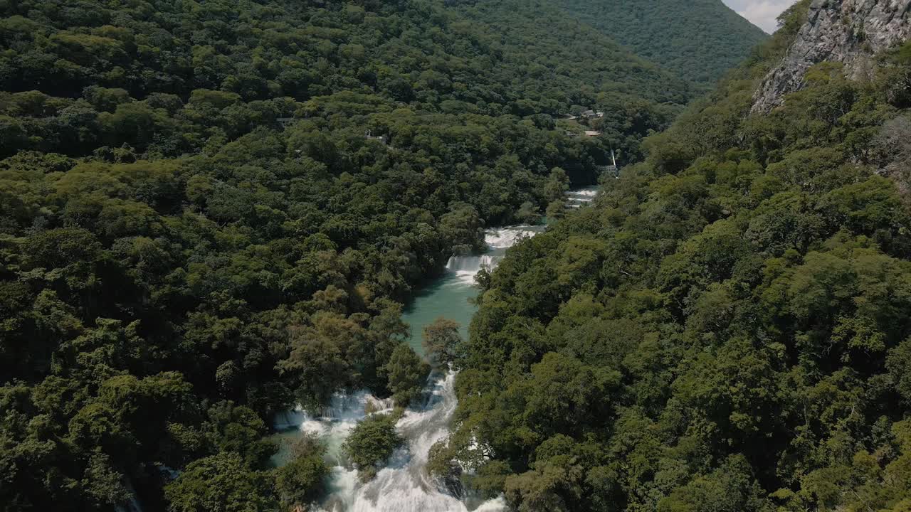 panorámica vista aérea sobre un río con hermosas cascadas en el bosque tropical
