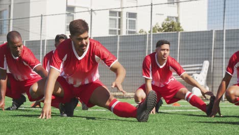 Jugadores-De-Fútbol-Estirándose-En-El-Campo