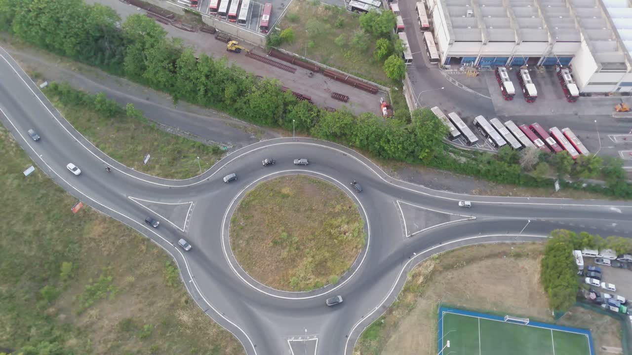 드론이 도로 위를 날아다다.