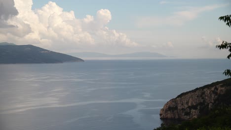 Nubes-Blancas-Y-Esponjosas-En-El-Cielo-Azul