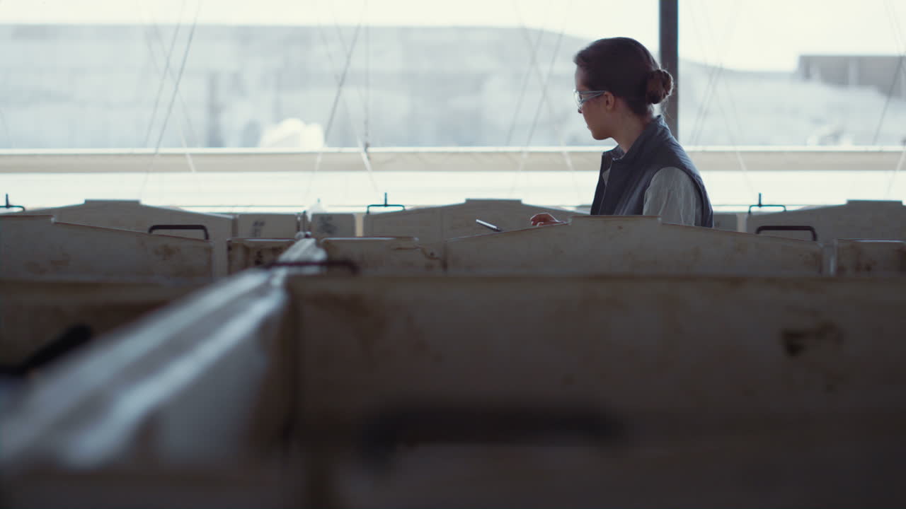 태블릿 컴퓨터를 들고 있는 동물 농부 가축을 검사하고 있습니다.