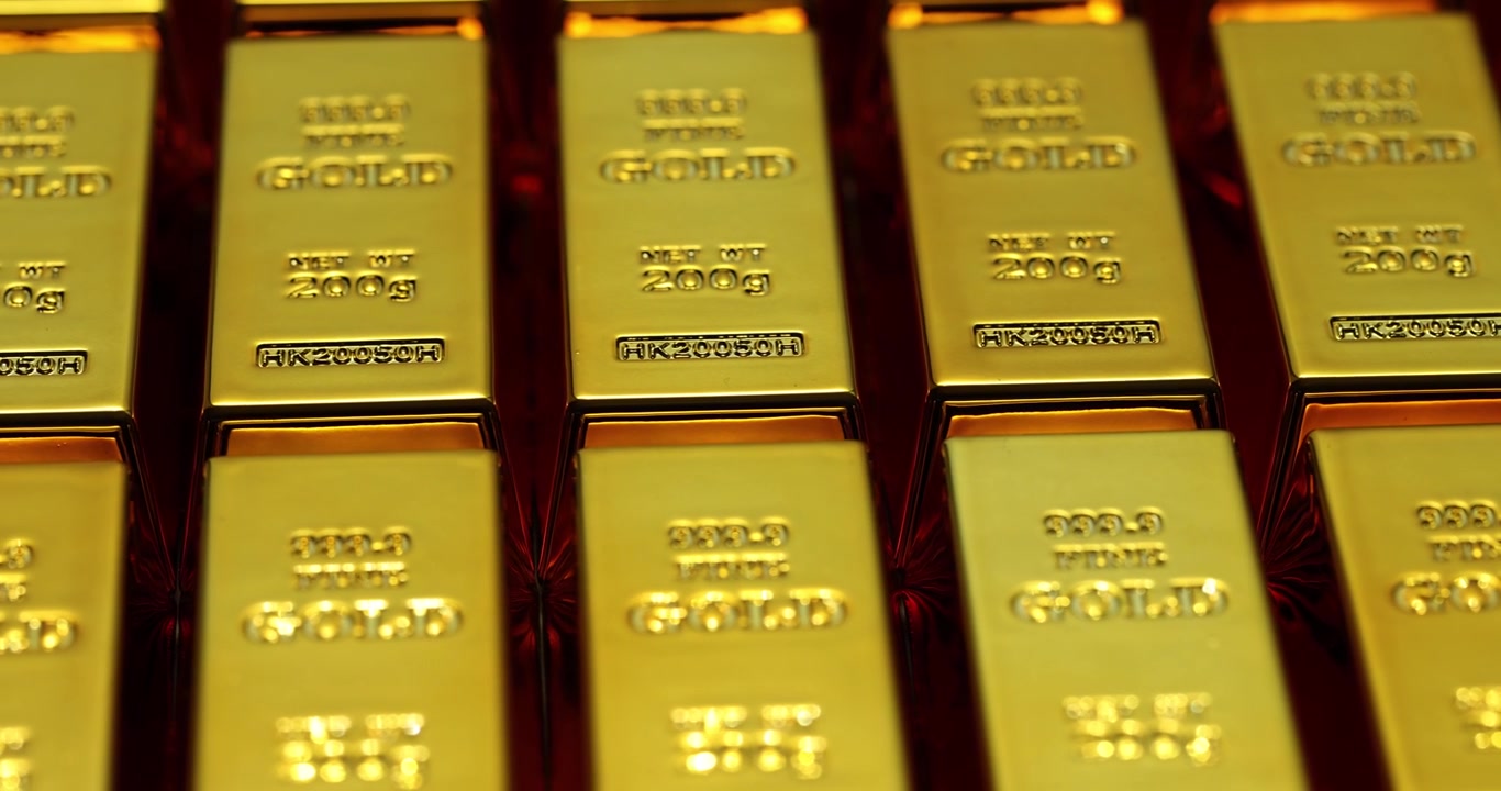 Lingotti d'oro formano file perfette nel caveau ad alta sicurezza di una banca