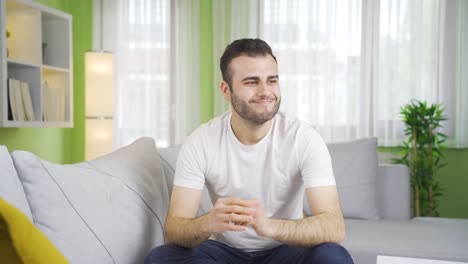 regocijándose en los buenos acontecimientos, el joven es feliz y alegre.