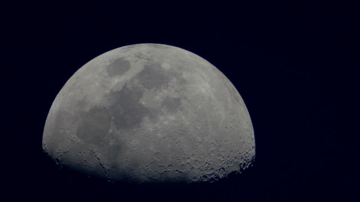 Lua no céu azul.