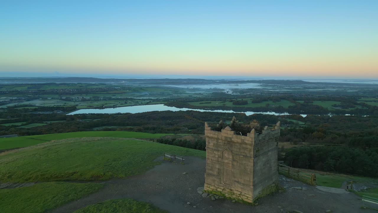 torre de piedra en cuclillas en la cima de la colina
