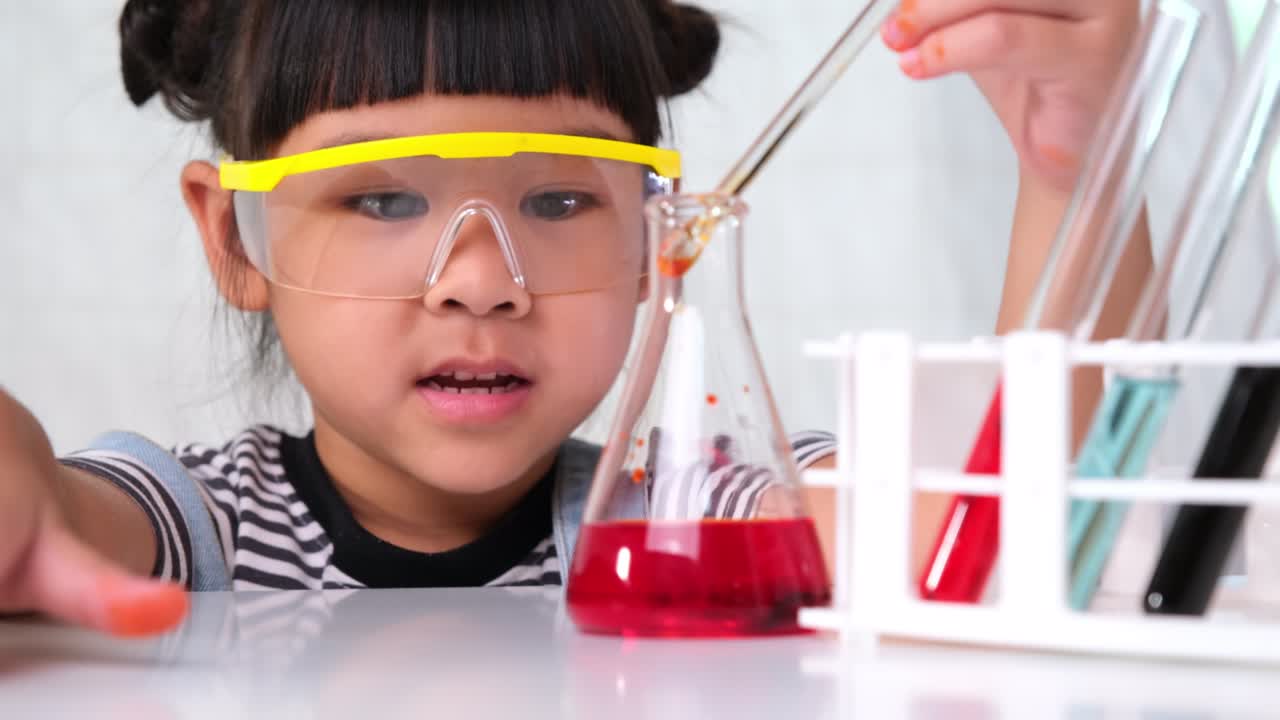 los niños están aprendiendo y haciendo experimentos científicos en el aula. niña pequeña jugando experimento científico para la escuela en casa. experimentos científicos fáciles y divertidos para niños en casa.