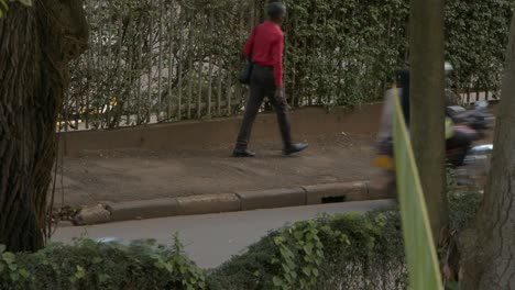Szene-Auf-Der-Belebten-Straße-Mit-Fußgängern,-Fahrern-Und-Verkehr-In-Der-Innenstadt-Von-Kampala,-Uganda