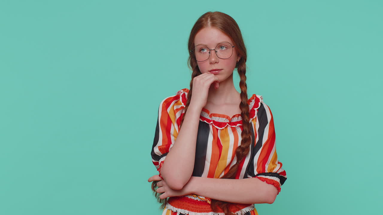 chica joven esperando buena suerte, pierde sorprenderse resultados repentinos de la lotería, mala fortuna pérdida