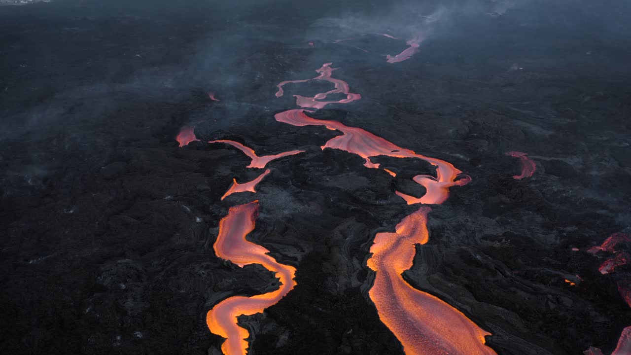 drone volando sobre las corrientes de lava de cumbre vieja durante la erupción