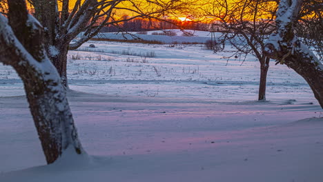 Goldener-Stundensonnenuntergang-über-Winterlandschaft.-Zeitraffer