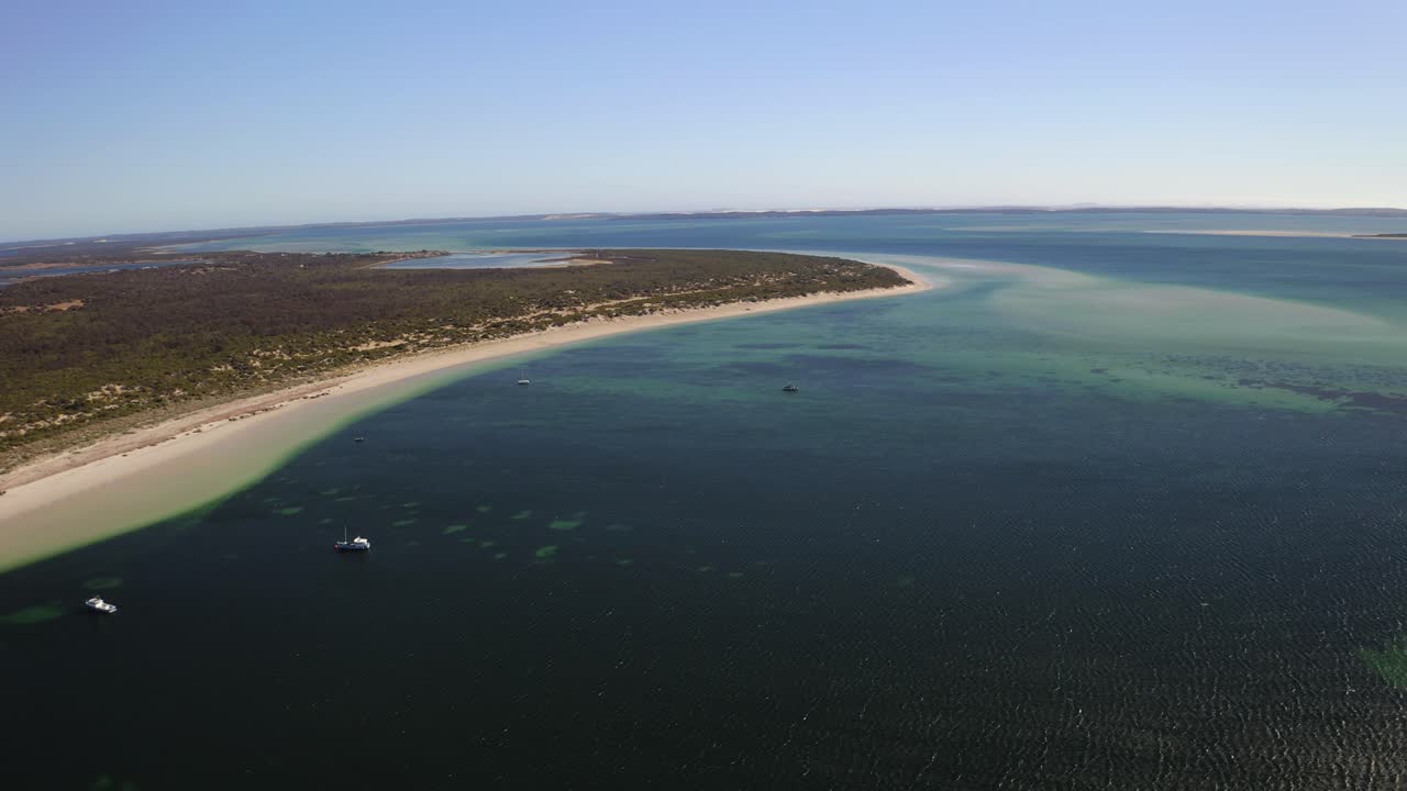Luftfoto fra drone af det uberørte blå vand i Coffin Bay, South Australia.