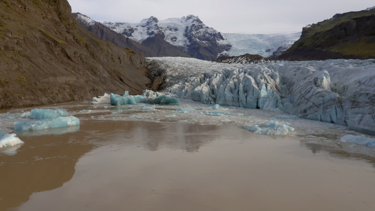 vista aérea del glaciar svinafellsjokull y su laguna causada por el calentamiento global