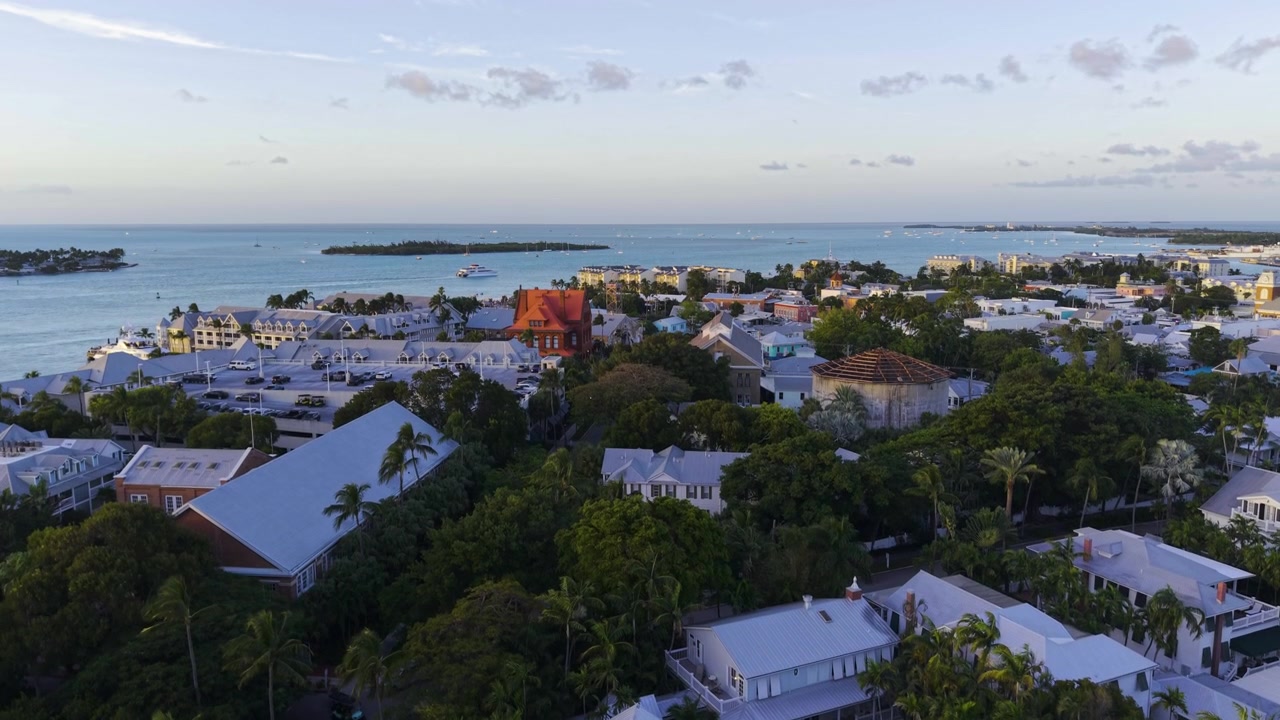 Drone nousee eloisten rakennusten edessä Key Westissä, auringonlasku Floridassa, USA