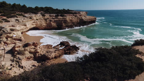 Olas-Rompiendo-Contra-Las-Rocas-En-El-Alba-Resort-En-Algarve,-Portugal-5