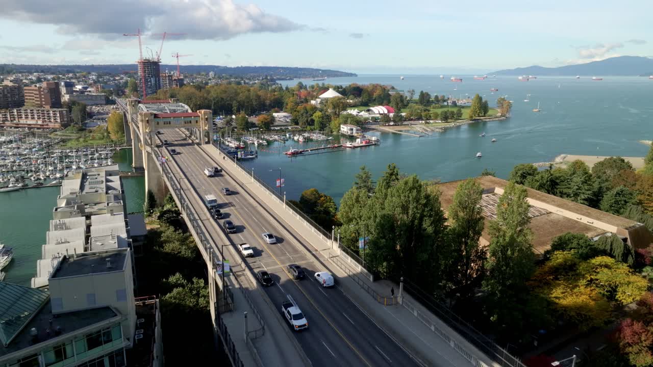 캐나다 브리티시 컬럼비아 주 밴쿠버에 있는 팔스 크리크를 가로지르는 버라드 스트리트 다리를 지나가는 자동차의 공중 사진.