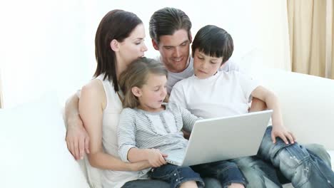 Junge-Familie,-Die-Zu-Hause-Einen-Laptop-Benutzt