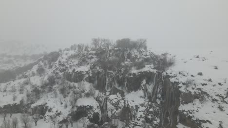 Cascada-Que-Fluye-Desde-Una-Colina-Nevada